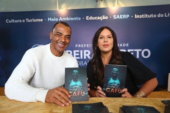Cafu e a jornalista Mariah