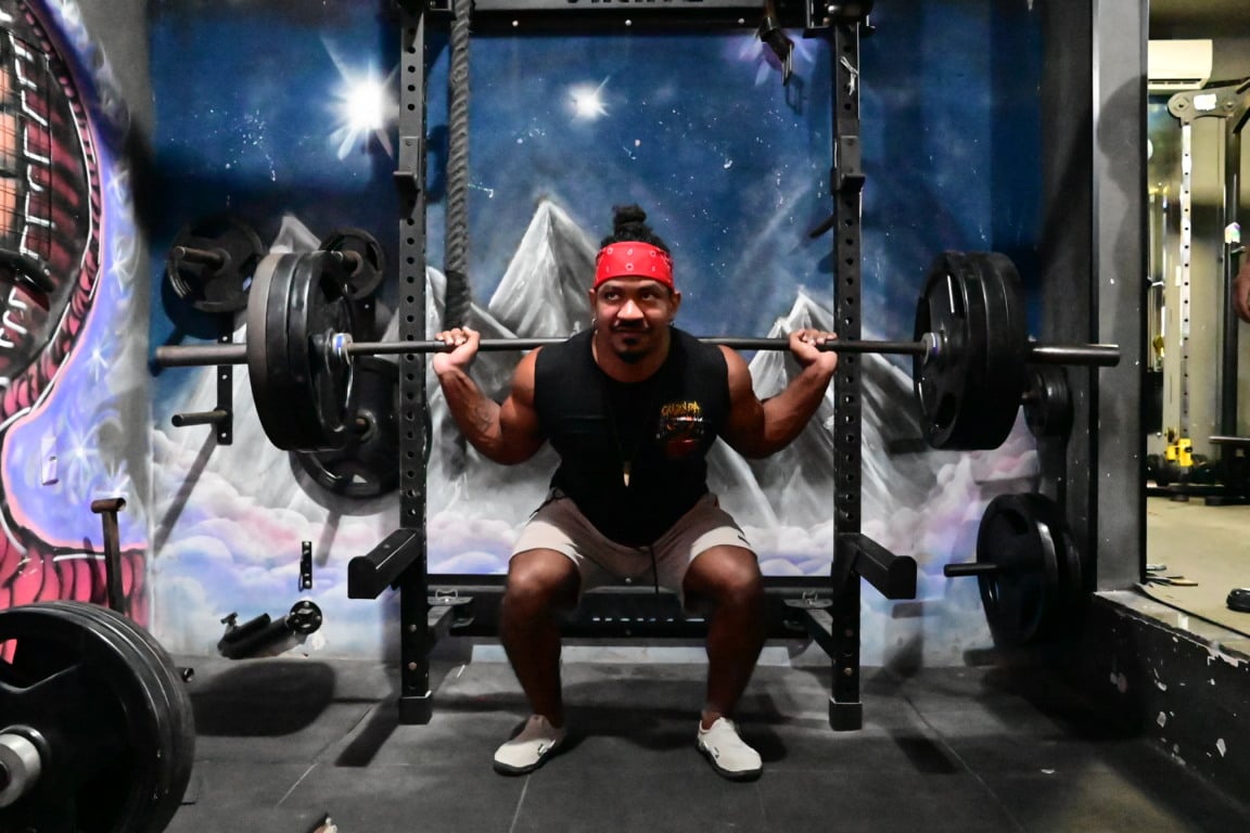 Felipe Teixeira (faixa vermelha na cabeça) e Luciano Tigrão. Atletas de powerlifting.