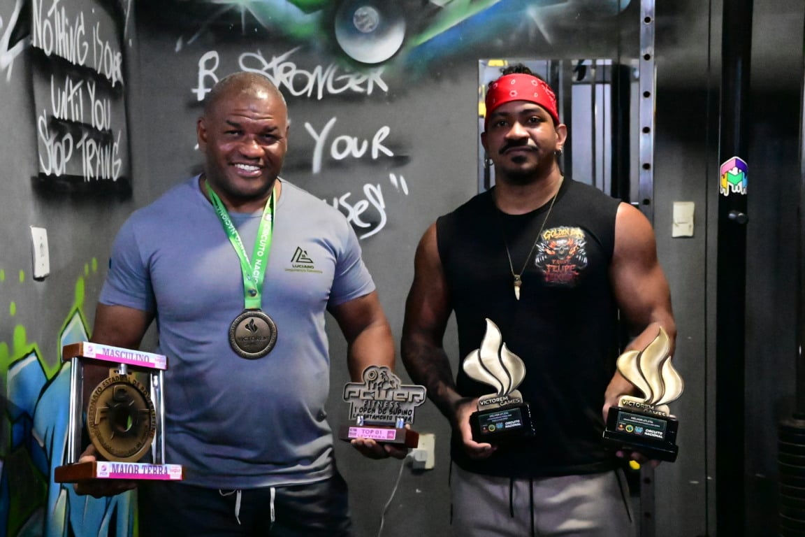 Felipe Teixeira (faixa vermelha na cabeça) e Luciano Tigrão. Atletas de powerlifting.