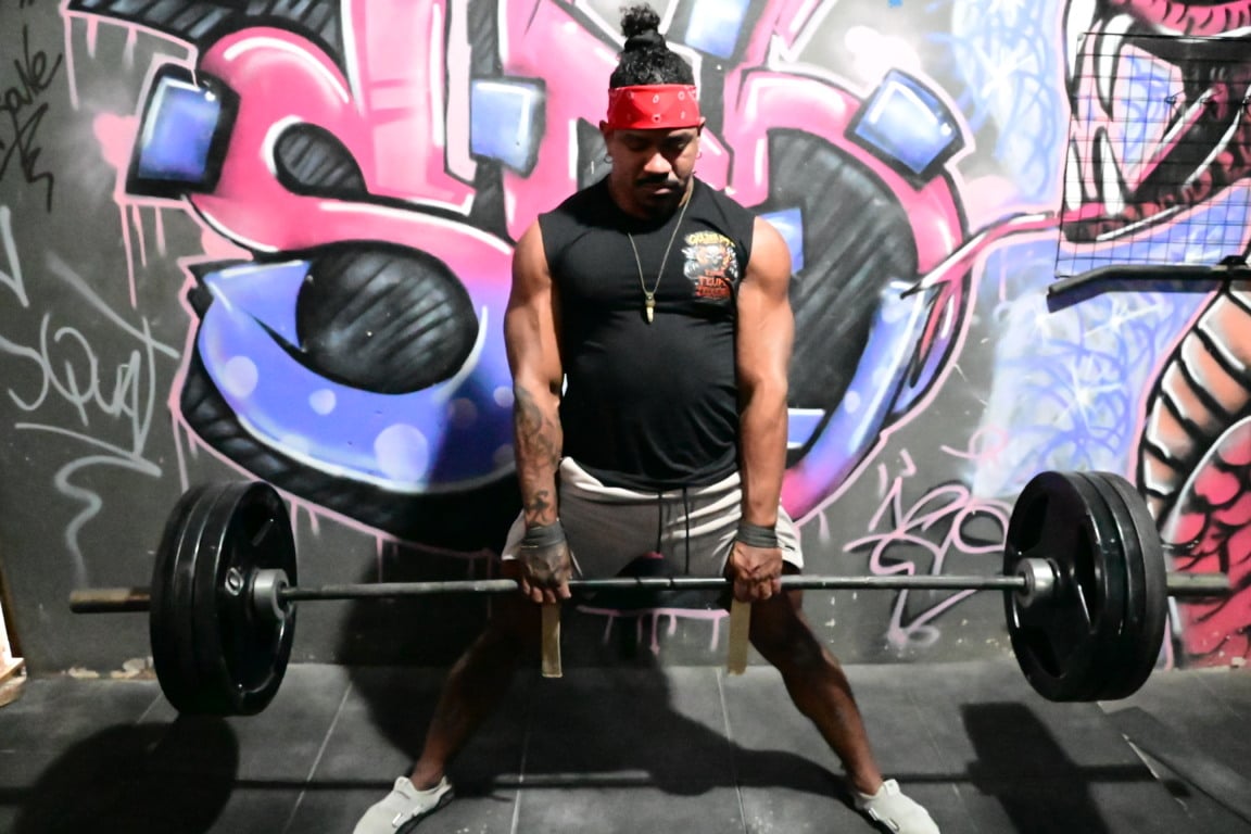 Felipe Teixeira (faixa vermelha na cabeça) e Luciano Tigrão. Atletas de powerlifting.