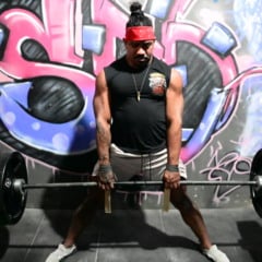 Felipe Teixeira (faixa vermelha na cabeça) e Luciano Tigrão. Atletas de powerlifting.