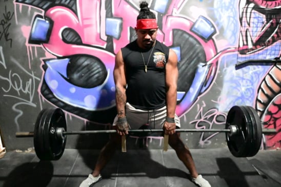 Felipe Teixeira (faixa vermelha na cabeça) e Luciano Tigrão. Atletas de powerlifting.