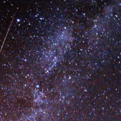 Foto: Um meteoro Perseidas longo e multicolorido riscando o céu logo à esquerda da Via Láctea (Brocken Inaglory/Wikimedia Commons)
