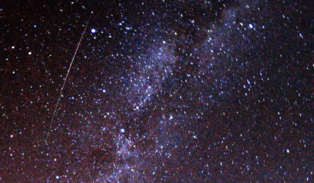 Foto: Um meteoro Perseidas longo e multicolorido riscando o céu logo à esquerda da Via Láctea (Brocken Inaglory/Wikimedia Commons)
