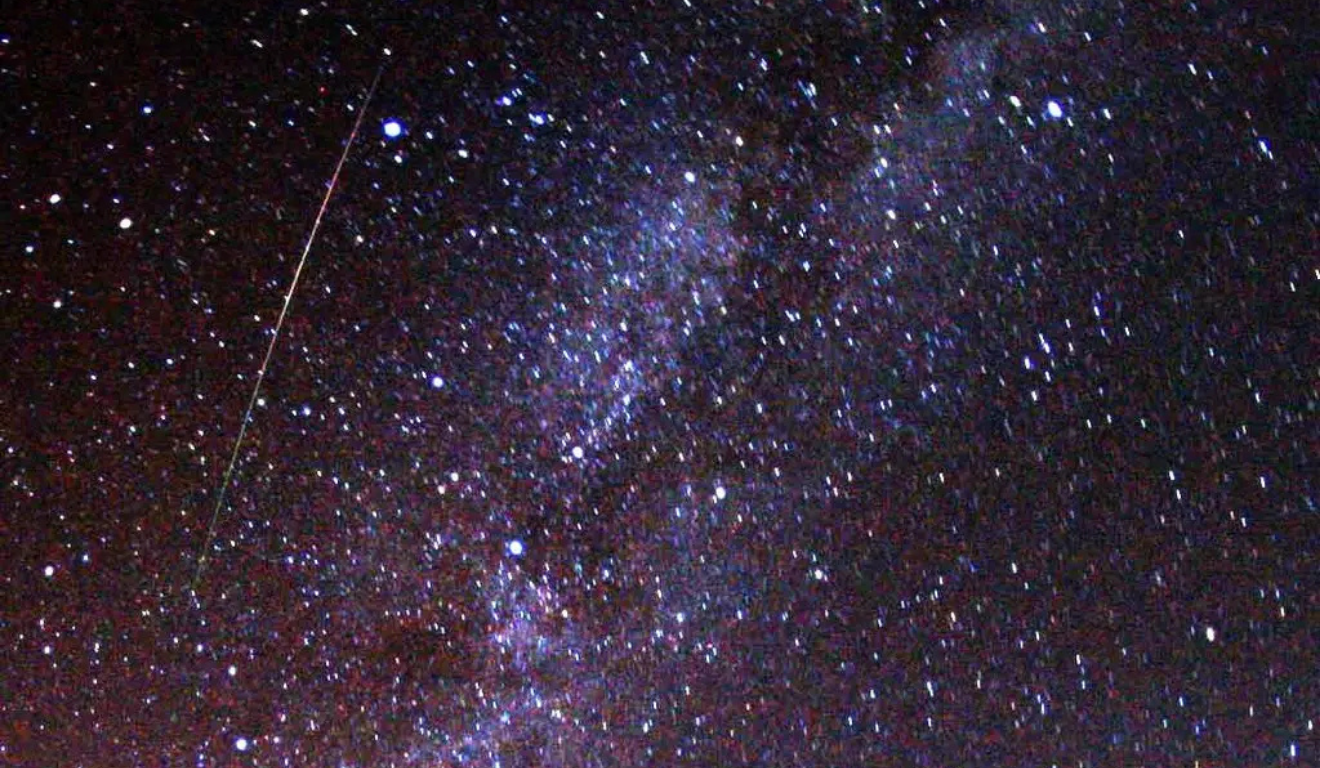 Foto: Um meteoro Perseidas longo e multicolorido riscando o céu logo à esquerda da Via Láctea (Brocken Inaglory/Wikimedia Commons)
