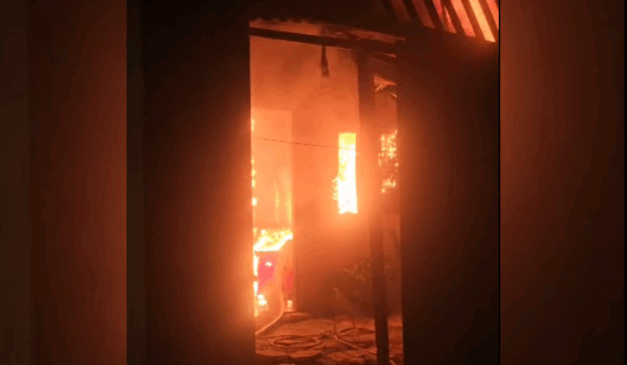 Incêndio atinge residência na Serra/Foto: Reprodução Leitor