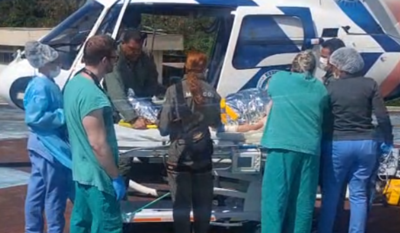 Mulher é transferida de helicóptero para hospital após sofrer queimaduras graves/Foto: Divulgação Notaer