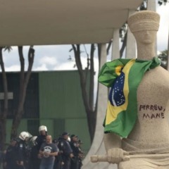 Débora Rodrigues pichou estátua no 8 de janeiro