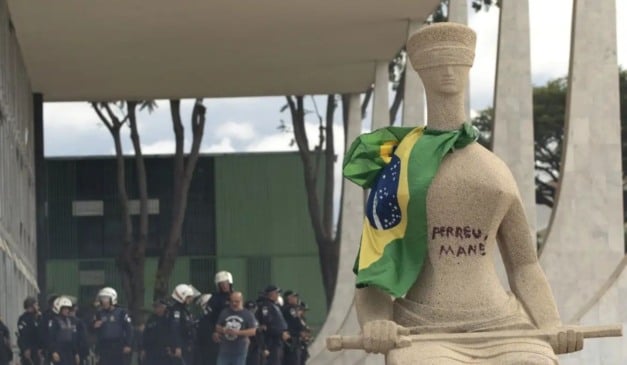 Débora Rodrigues pichou estátua no 8 de janeiro