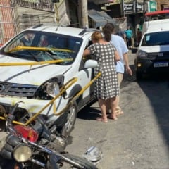 Acidente entre carro e moto em Cariacica (Foto: Thiago Soares)