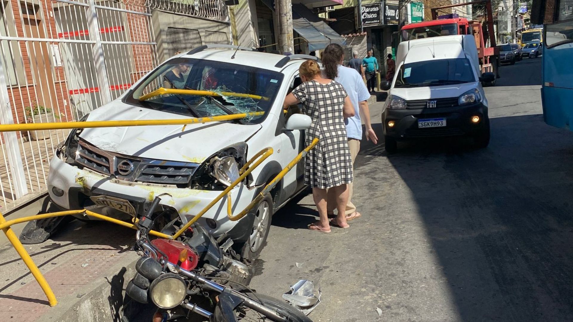 Acidente entre carro e moto em Cariacica (Foto: Thiago Soares)