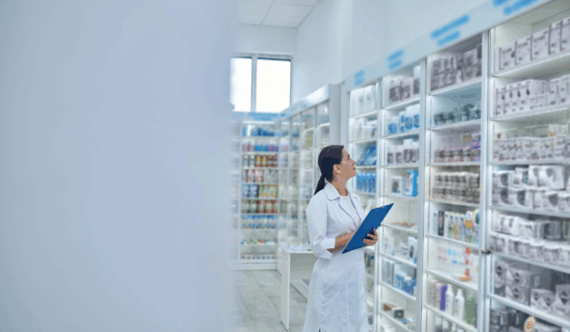 Entre as ofertas está uma vaga para farmacêutico. Foto: Freepik