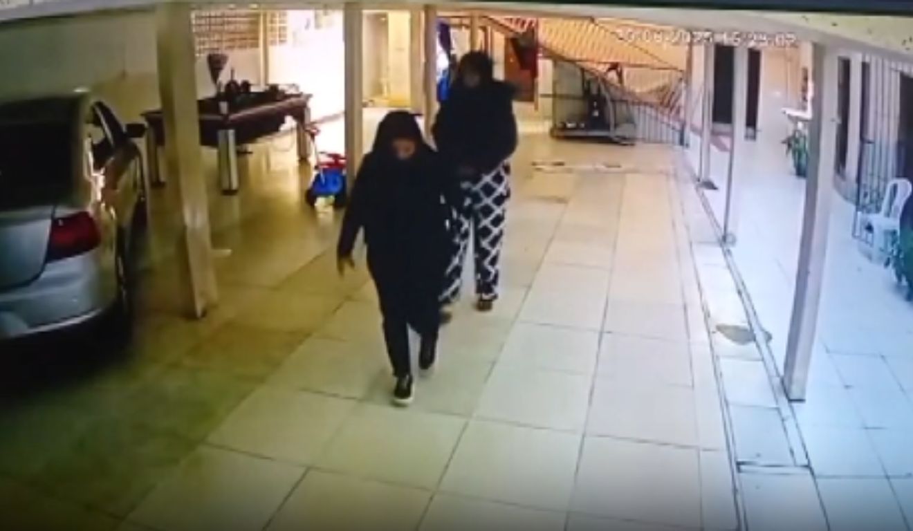 Golpistas foram à casa da vítima, onde tiraram fotos dela e de documentos pessoais. Foto: Reprodução/TV Vitória
