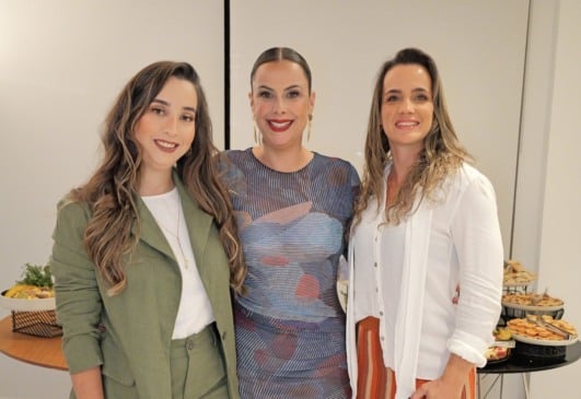 Fisioterapeutas altamente qualificadas recebem para happy hour inaugural