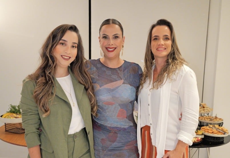 Fisioterapeutas altamente qualificadas Sarah Acris, Roberta Colodetti e Cassia Bittencourt recebem para happy hour inaugural