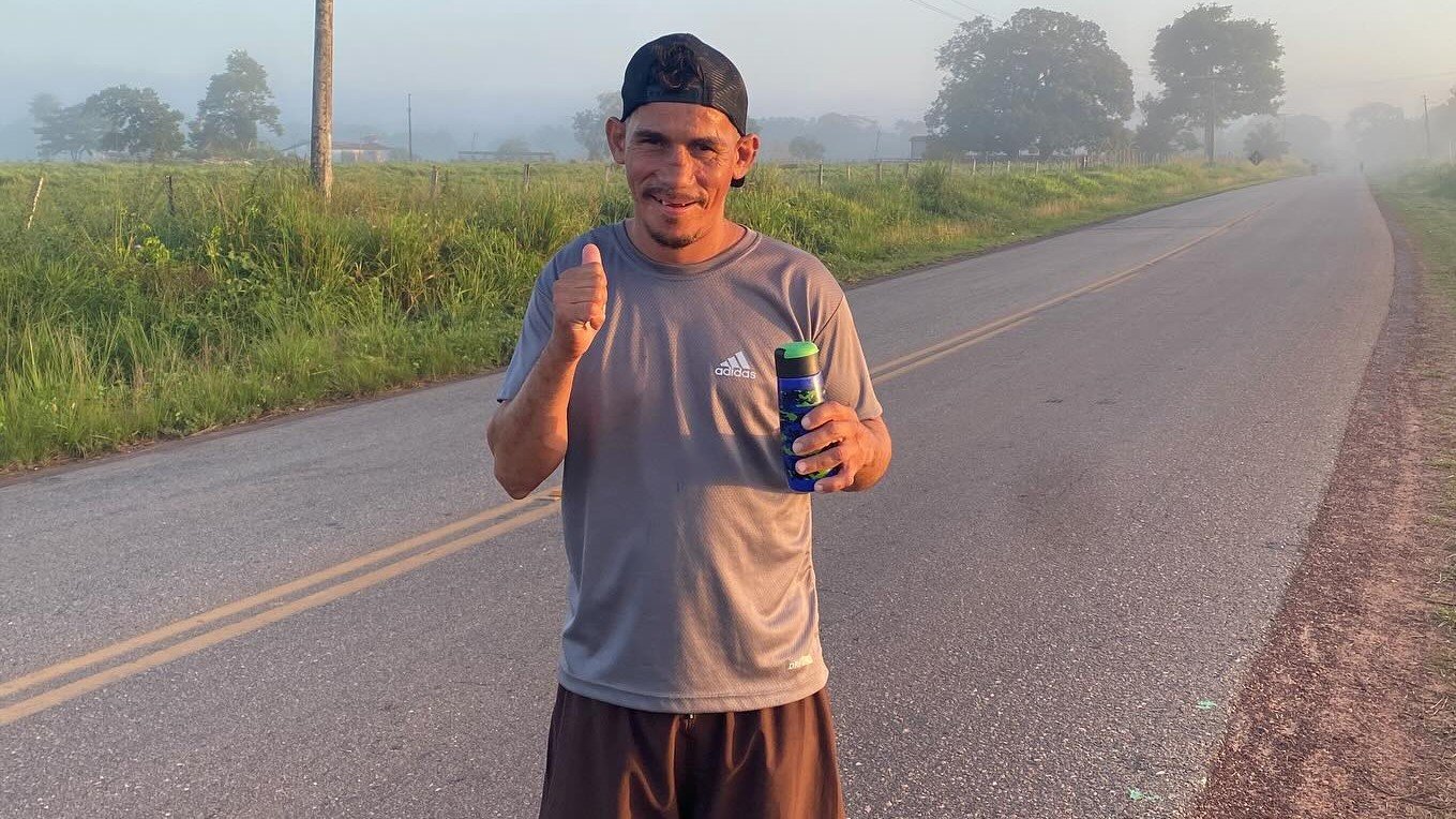 Isaque dos Santos. Homem corre prova de corrida de rua embriagado e viraliza
