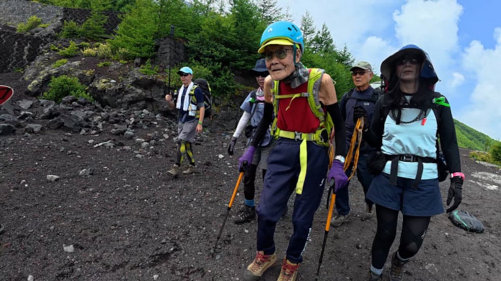 Kokichi Akuzawa, de 102 anos, se tornou a pessoa mais velha a escalar o Monte Fuji. Foto: Reprodução/Guinness World