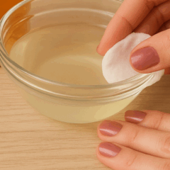 Misturinha caseira com vinagre de maçã e óleo de coco promete aumentar a durabilidade do esmalte, deixando as unhas impecáveis por até 15 dias/Foto: ChatGPT