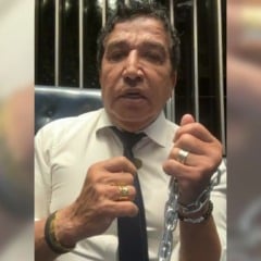 Magno Malta se acorrenta em mesa do plenário do Senado