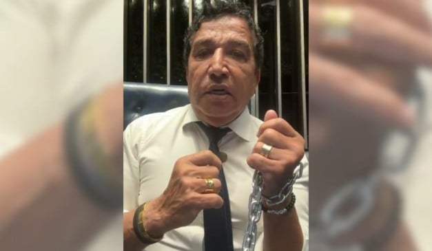 Magno Malta se acorrenta em mesa do plenário do Senado