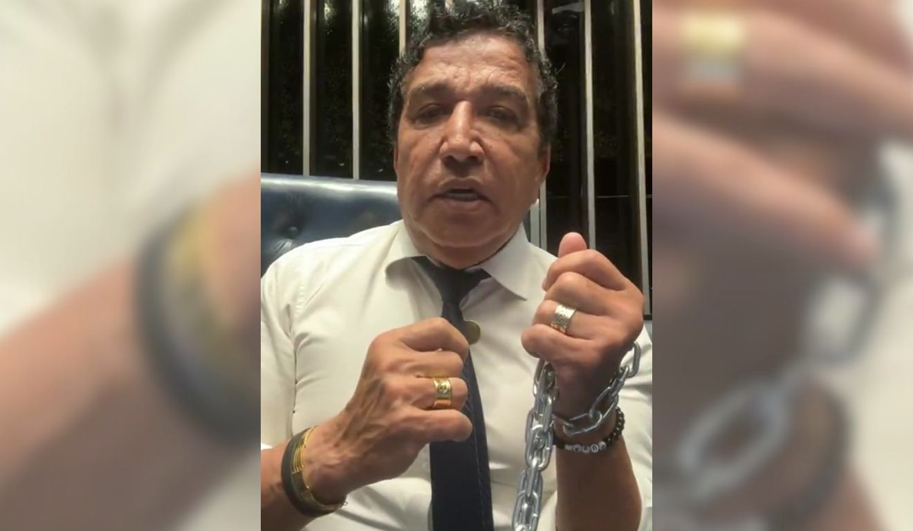 Magno Malta se acorrenta em mesa do plenário do Senado