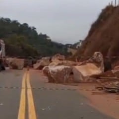 Motorista de caminhão com pedras morre em acidente no sul do ES