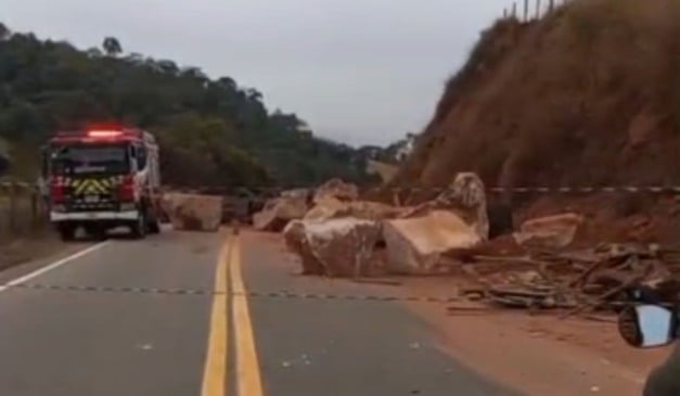 Motorista de caminhão com pedras morre em acidente no sul do ES