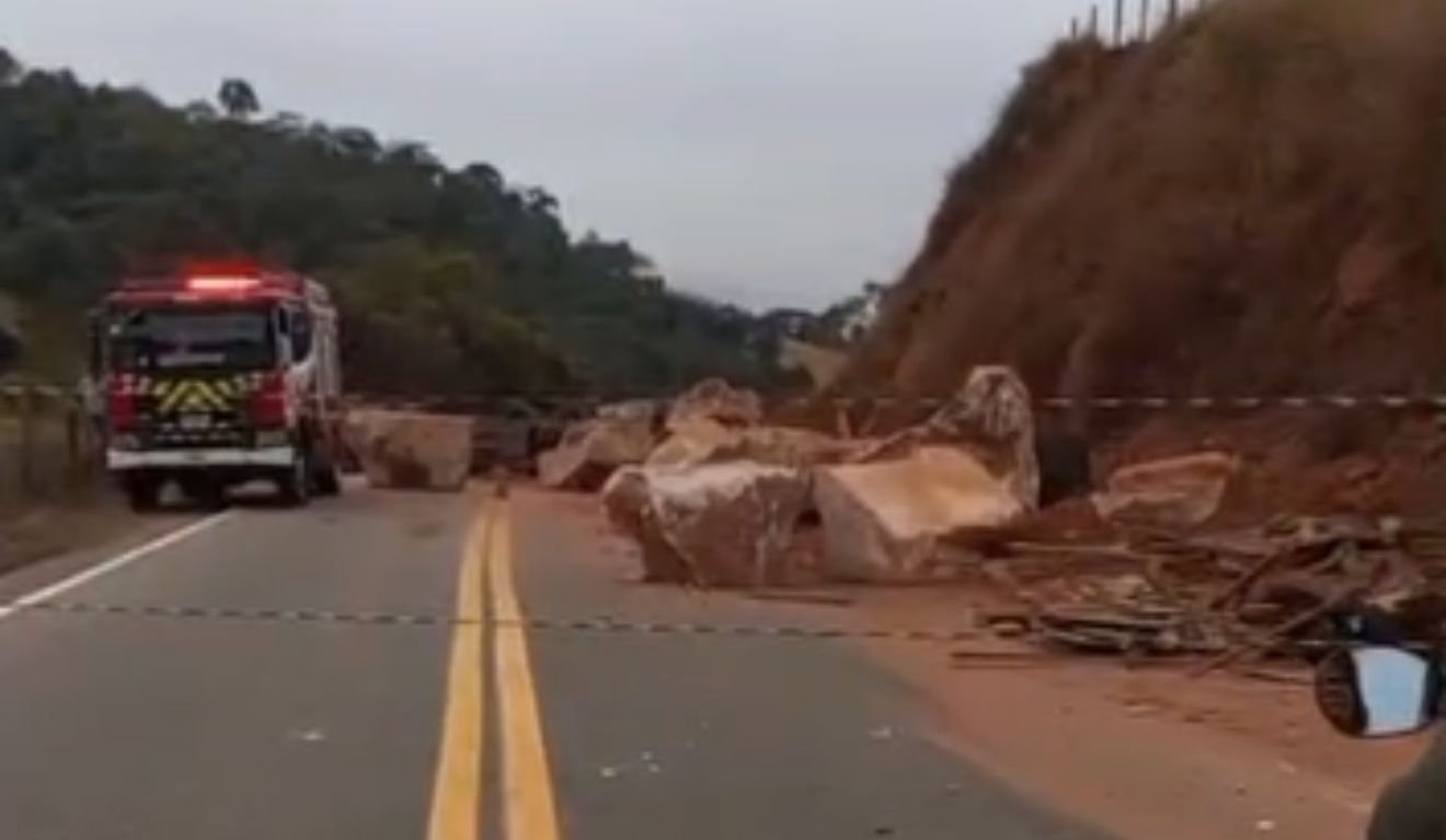 Motorista de caminhão com pedras morre em acidente no sul do ES