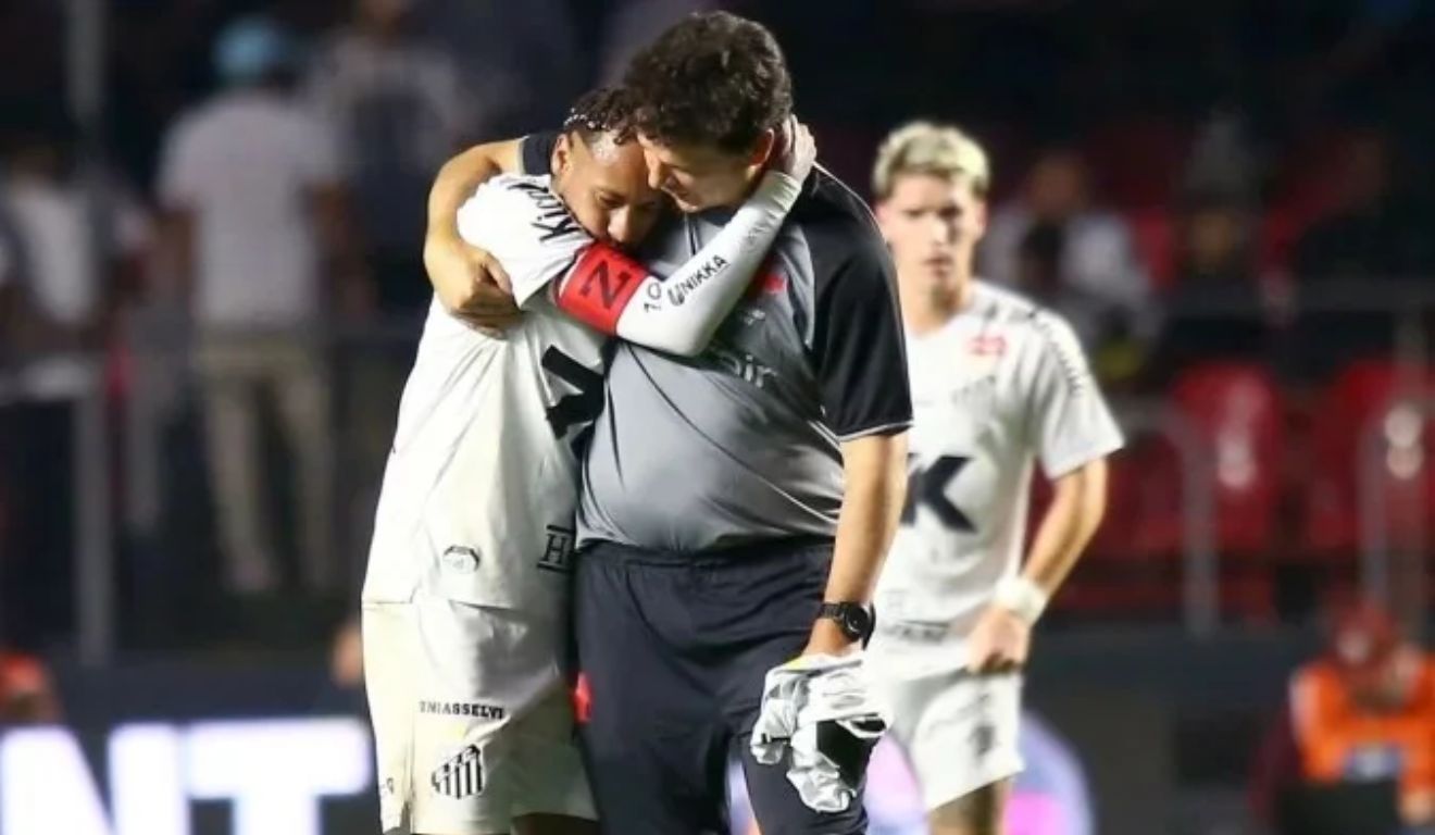 Neymar foi consolado pelo técnico do Vasco, Fernando Diniz, que o treinou na seleção brasileira. Foto: Estadão Conteúdo