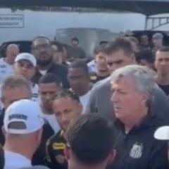 Torcida organizada do Santos invade CT e cobre Neymar