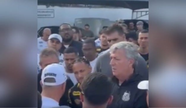 Torcida organizada do Santos invade CT e cobre Neymar