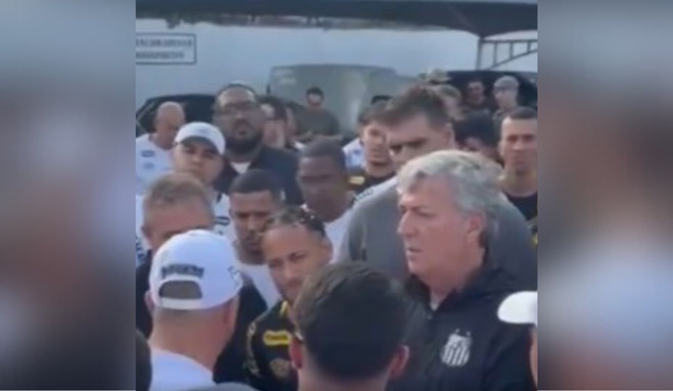 Torcida organizada do Santos invade CT e cobre Neymar