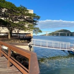 Novo píer em Vitória para turistas que vão ver baleias-jubarte