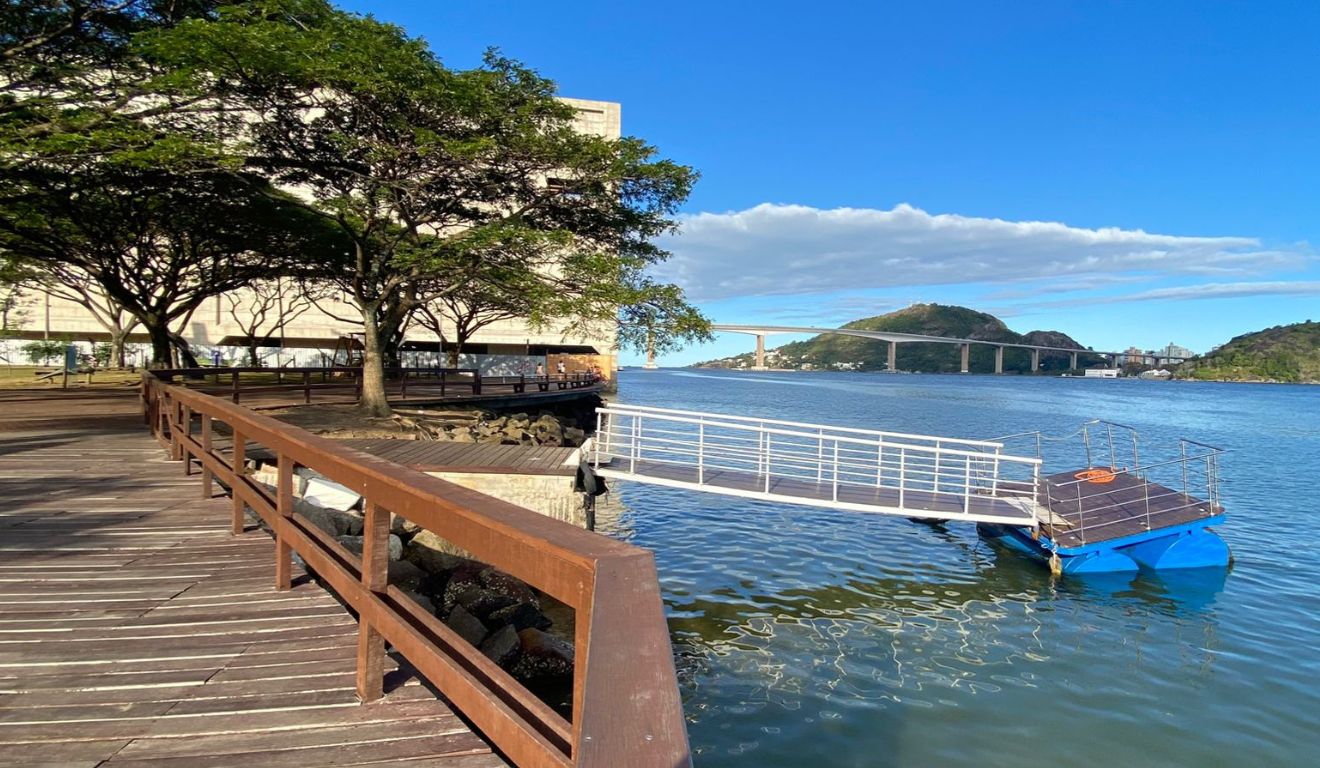 Novo píer em Vitória para turistas que vão ver baleias-jubarte