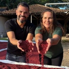 Alessandro Eller, apresentador, e Ana Paula Martin, produtora de pimenta-rosa. Foto: Breno Ribeiro