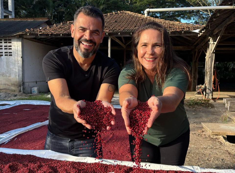 Alessandro Eller, apresentador, e Ana Paula Martin, produtora de pimenta-rosa. Foto: Breno Ribeiro