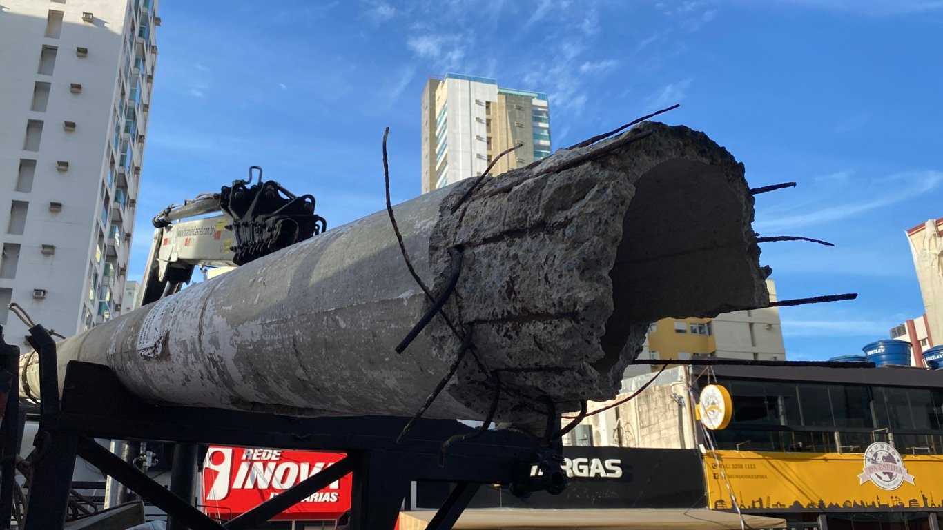 Postes caem em avenida de Itapuã, Vila Velha