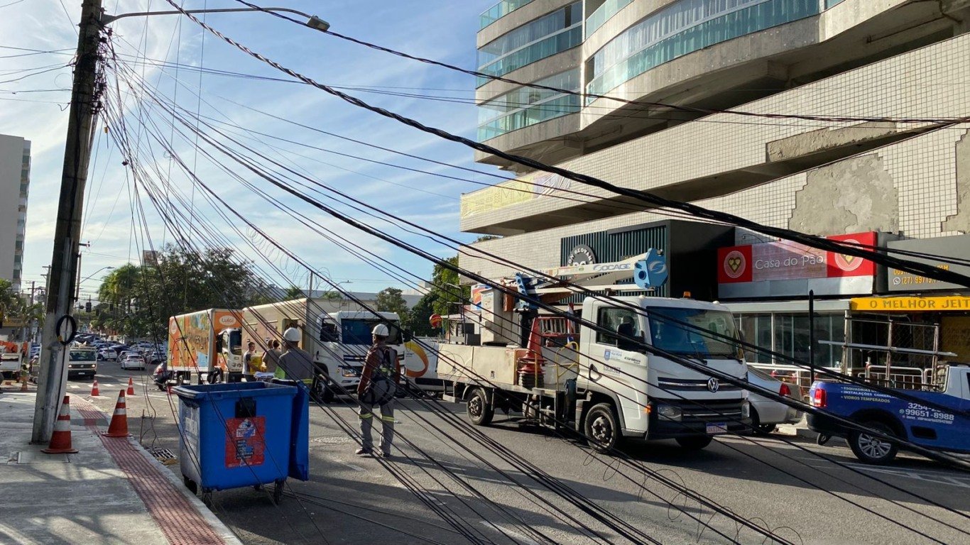 Postes caem em avenida de Itapuã, Vila Velha