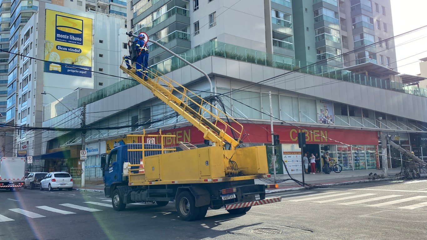 Postes caem em avenida na Praia de Itaparica, Vila Velha