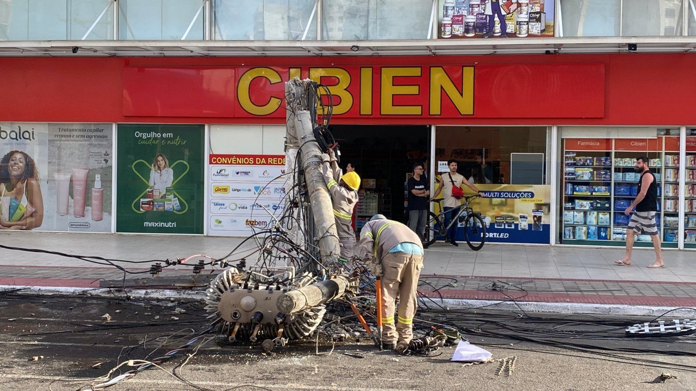 Postes caem em avenida de Itapuã, Vila Velha