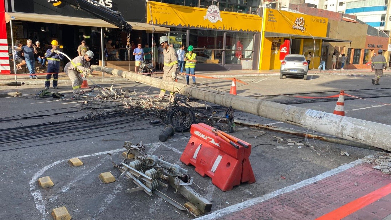 Postes caem em avenida de Itapuã, Vila Velha