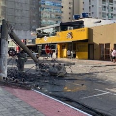 Postes caem em avenida na Praia de Itaparica, Vila Velha