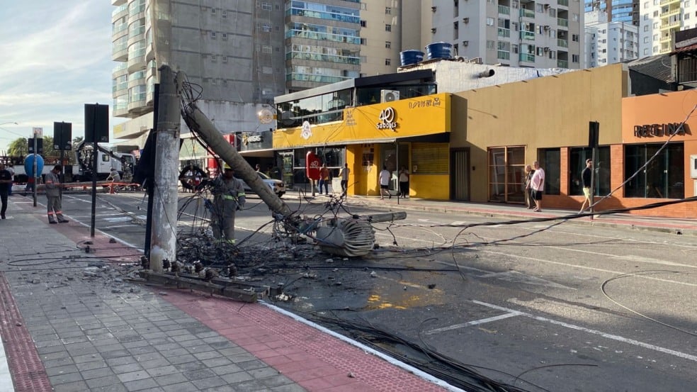 Postes caem em avenida na Praia de Itaparica, Vila Velha