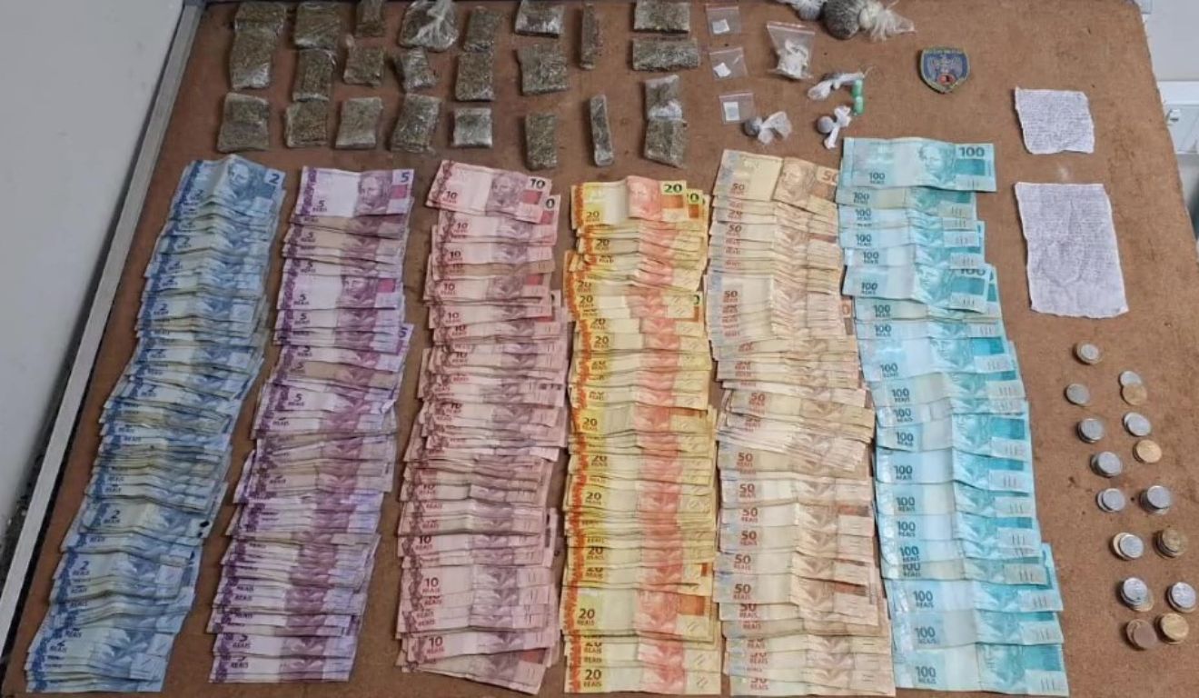 Mais de R$ 9,7 mil foram recuperados na ação policial que culminou na prisão do traficante Sarué. Foto: Reprodução/Sesp