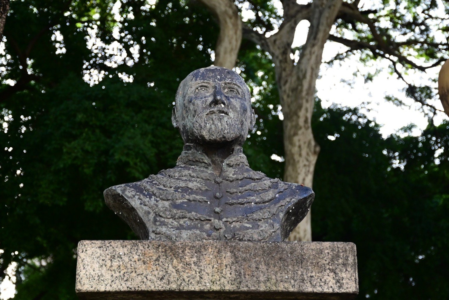 Restauração bustos praça Costa Pereira