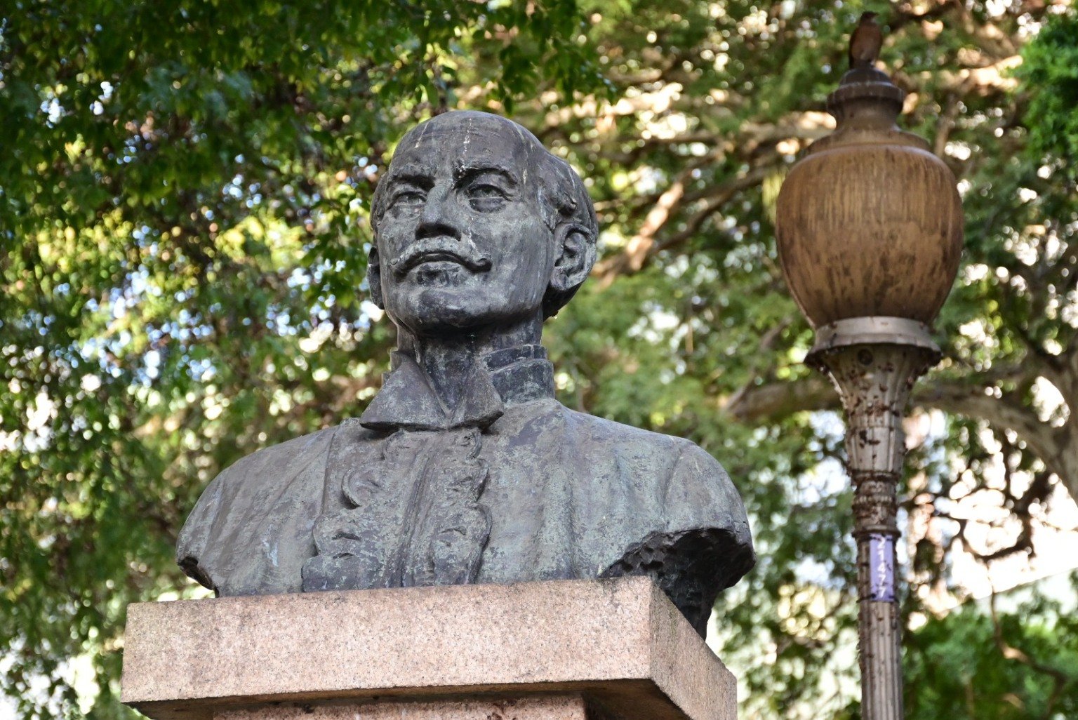 Restauração bustos praça Costa Pereira