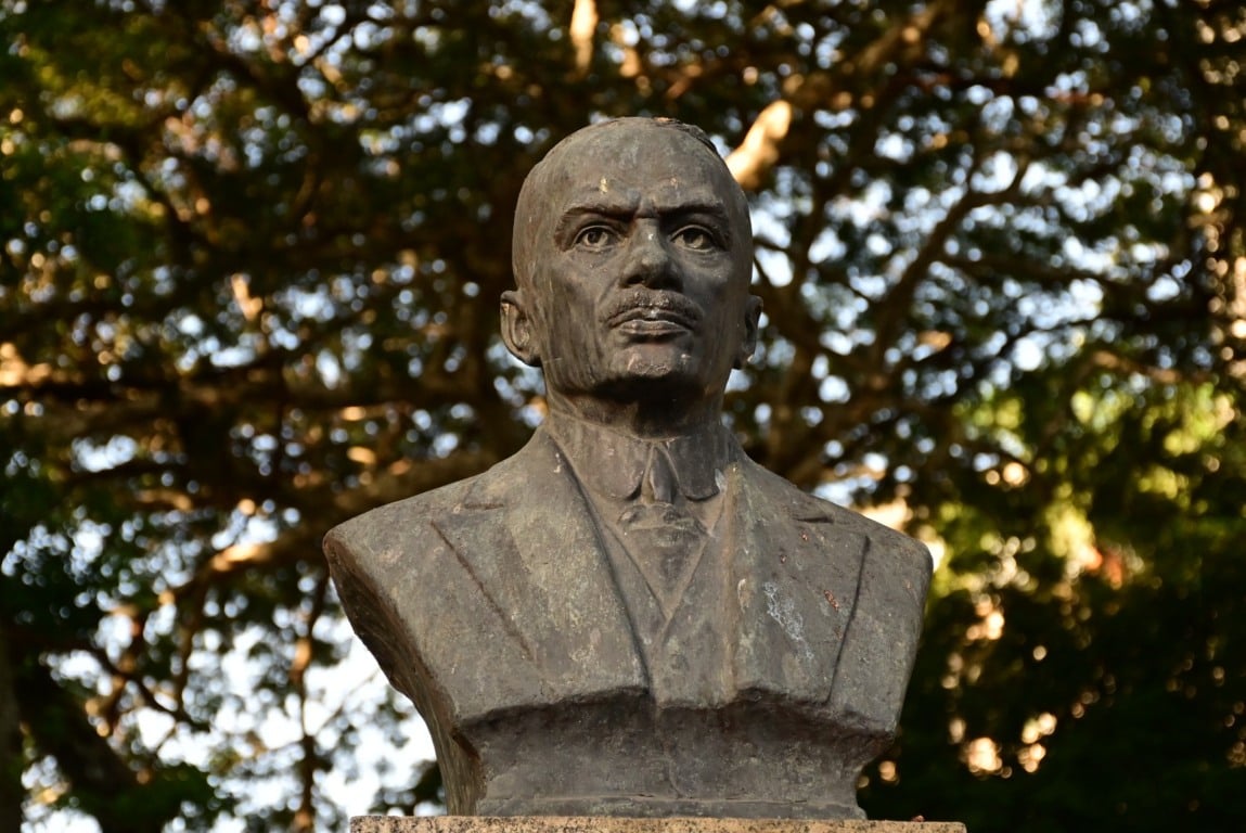 Restauração bustos praça Costa Pereira