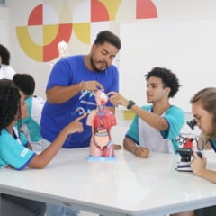 Alunos em atividade de Ciências em sala da Escola Sesi de Referência em Vitória. Foto: Renan Donato/Findes