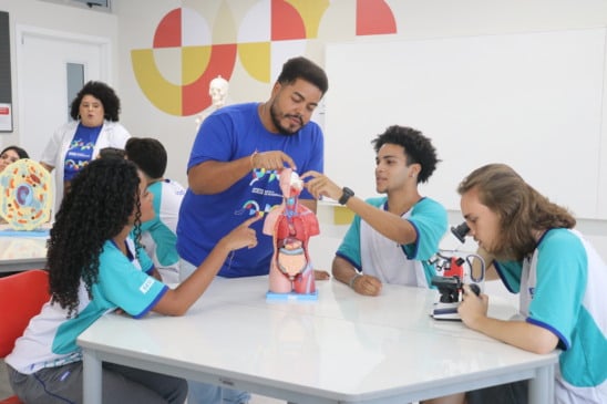 Alunos em atividade de Ciências em sala da Escola Sesi de Referência em Vitória. Foto: Renan Donato/Findes