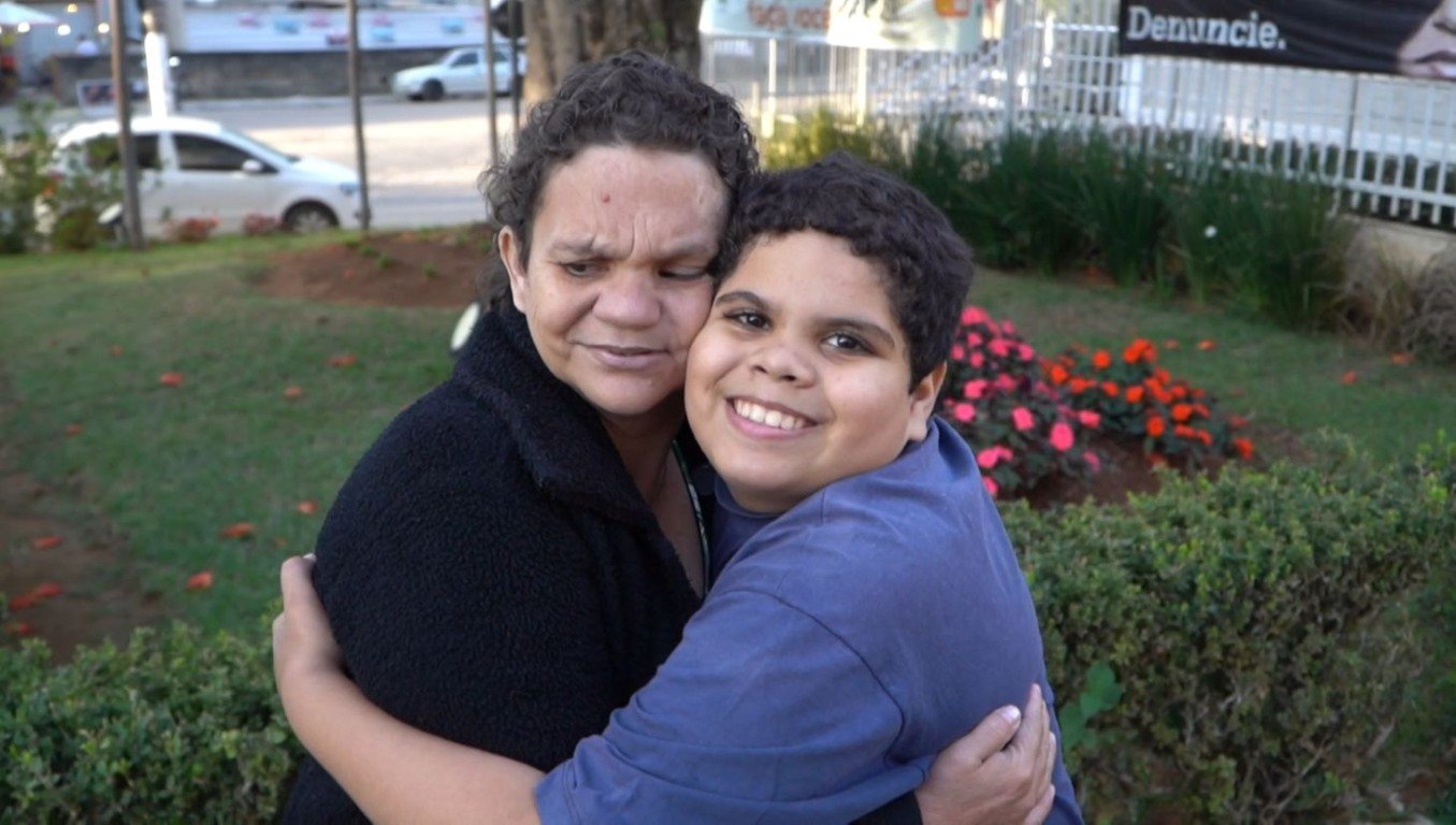 Sandra Pereira, que já morou nas ruas, e seu filho